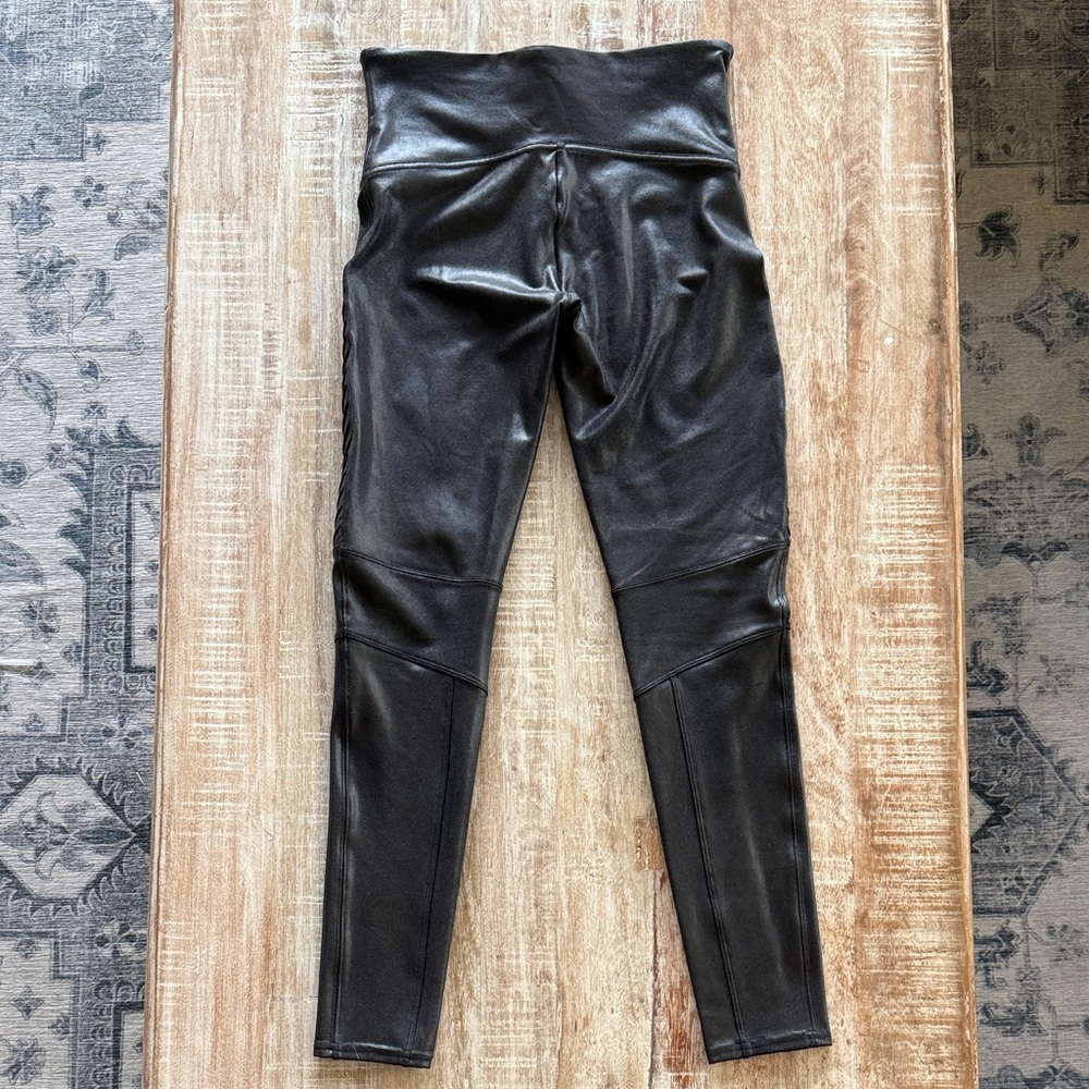 SPANX Textured Black Leggings - Picture 3 of 5